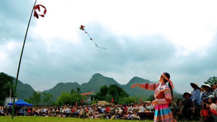Người tham gia ném còn trong lễ hội Roóng Poọc ở Sa Pa