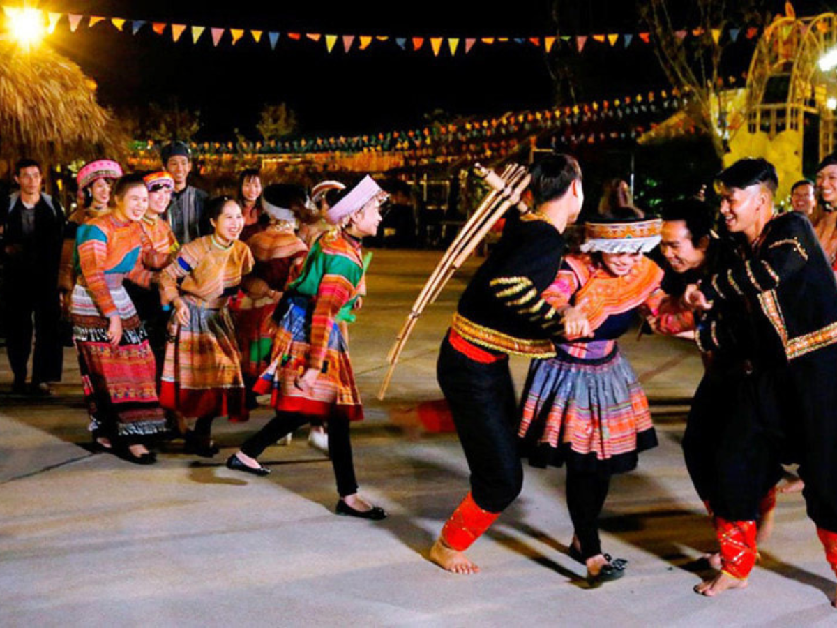 Chợ tình là nơi giao lưu, gặp gỡ.