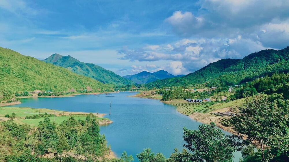 Hồ Séo Mý Tỷ đẹp như bức tranh thủy mặc giữa đất trời Sa Pa.