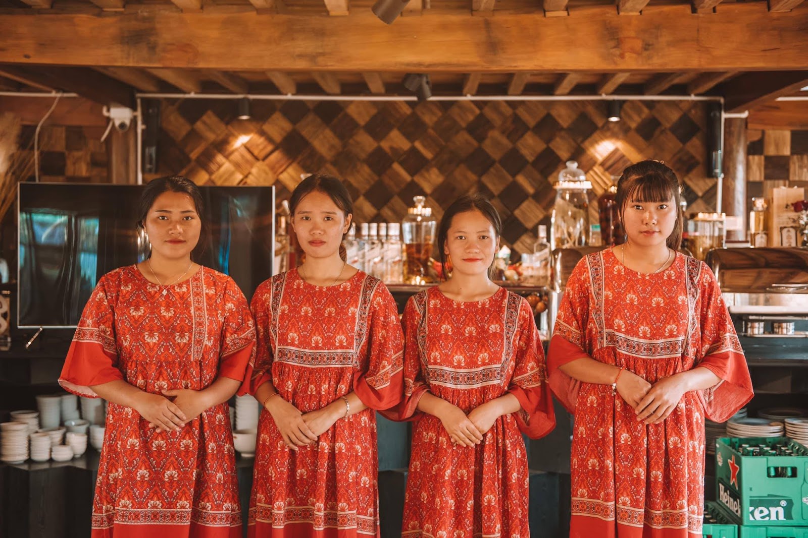 Đội ngũ nhân sự bản địa tại Anya’s Home Sapa luôn hỗ trợ khách hàng nhiệt tình.