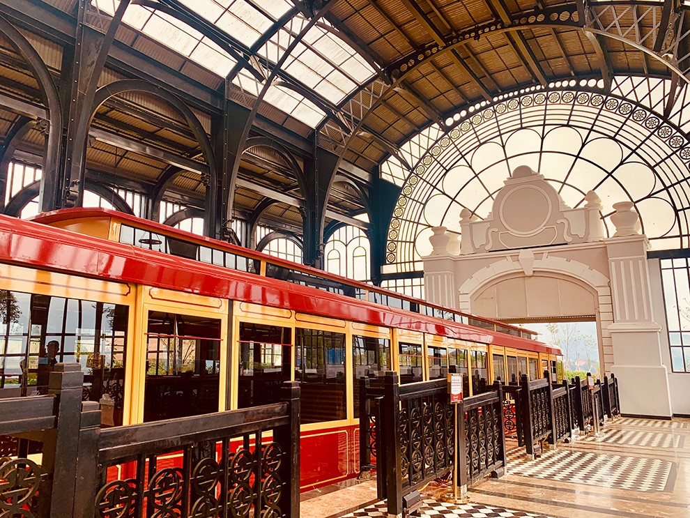 Tàu ngắm Mường Hoa trong quần thể giải trí Sun World Fansipan Legend.