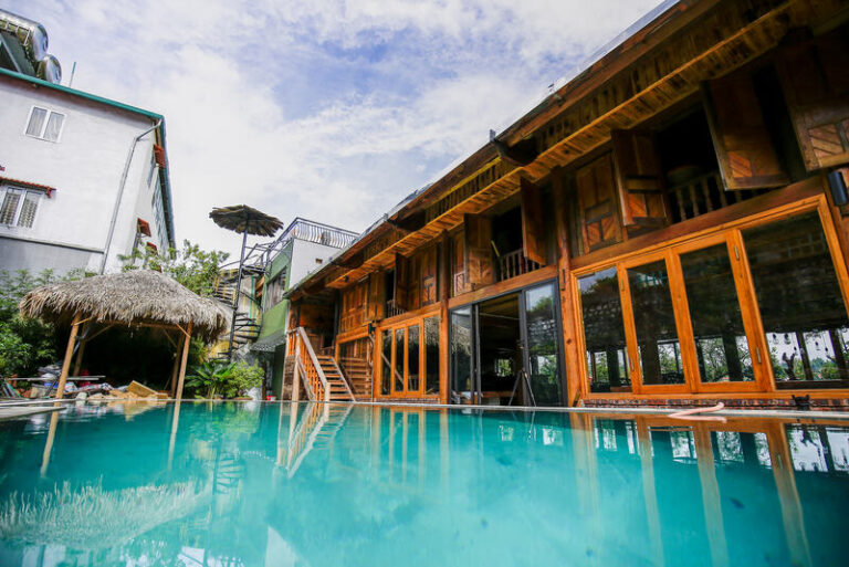 Hồ bơi trong xanh được nhiều du khách yêu thích.