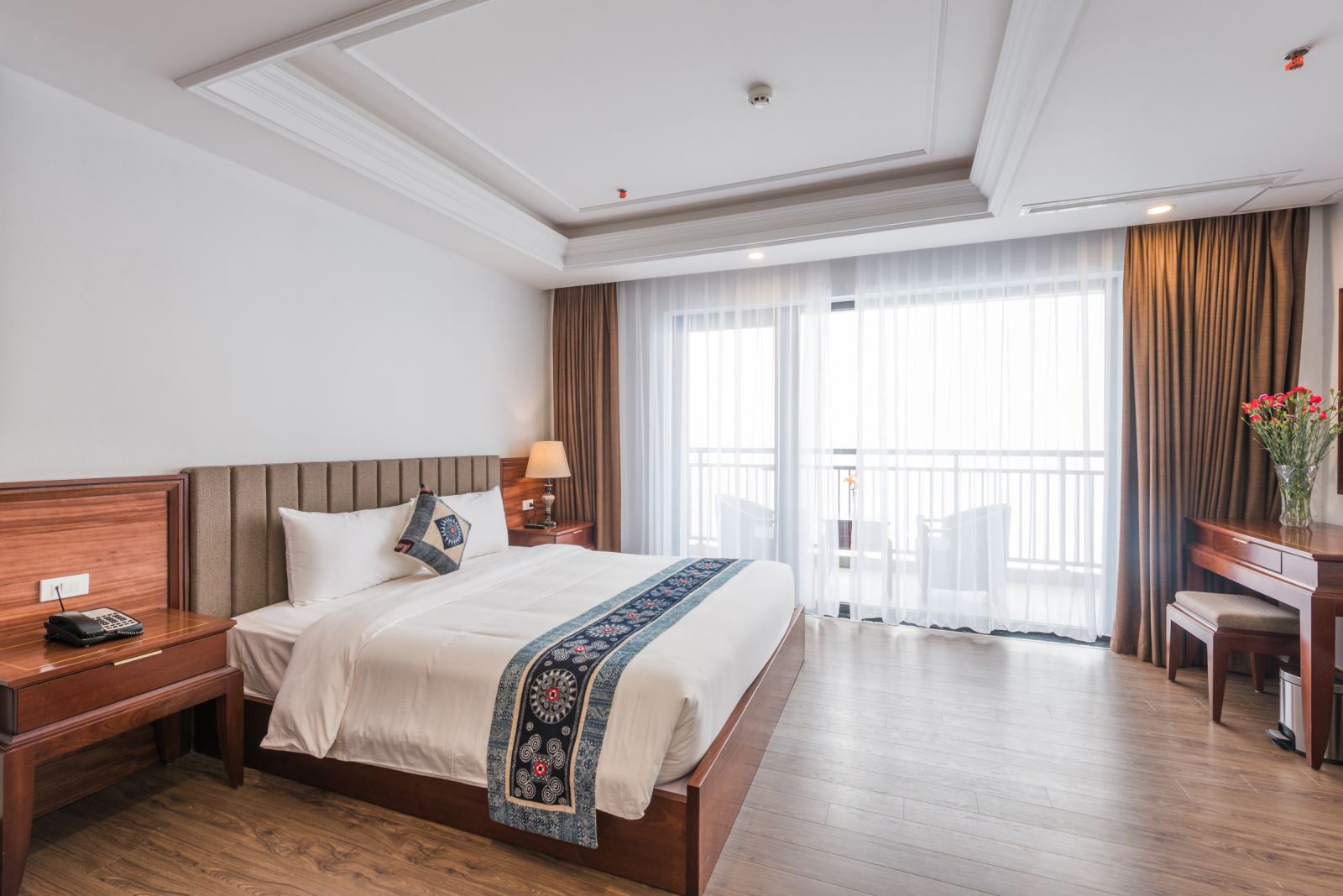 Hạng phòng Superior Bancon có ban công hướng núi.