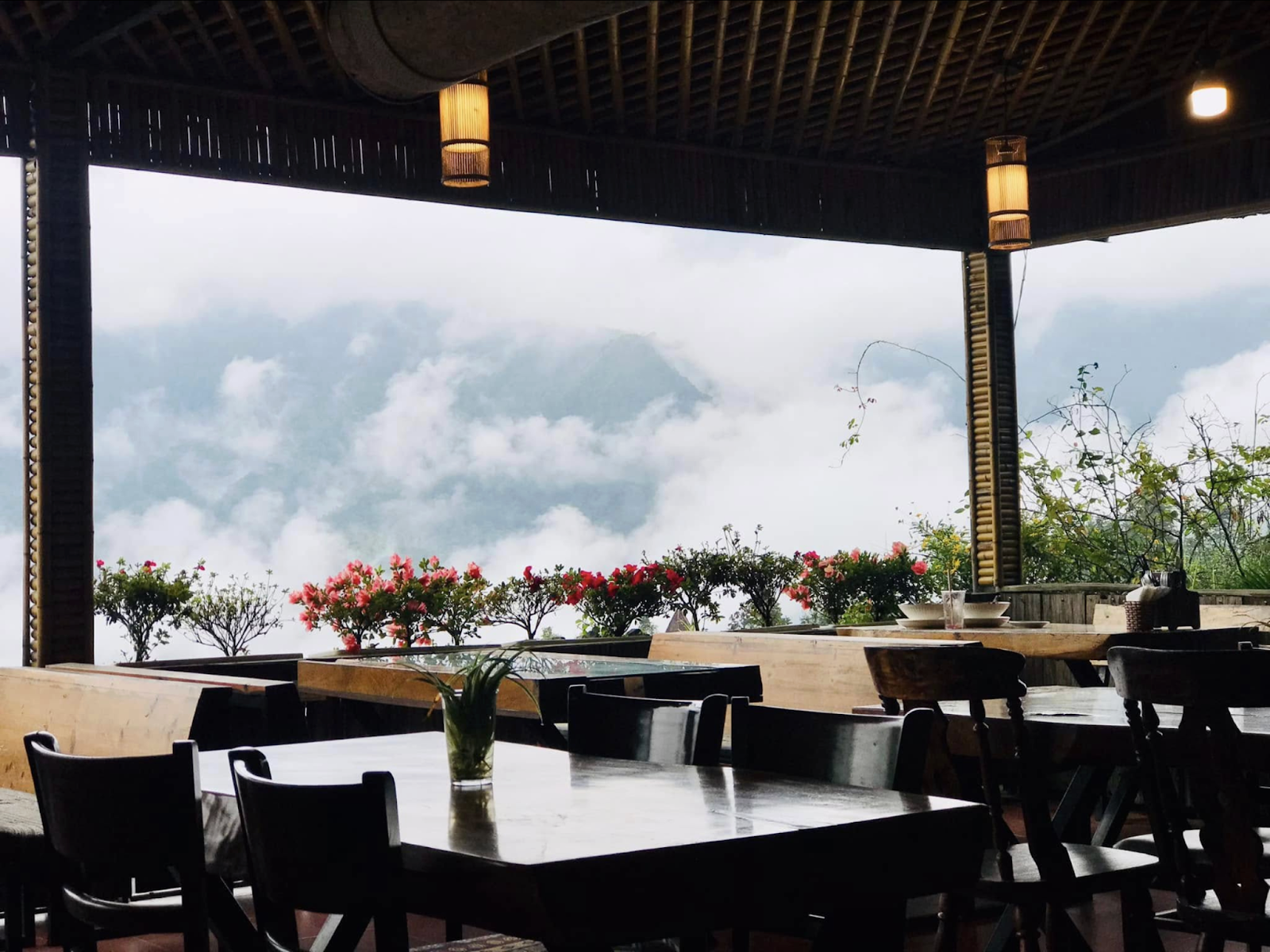 Thưởng thức ly cà phê phin truyền thống bên view “tiên cảnh” từ trên cao.