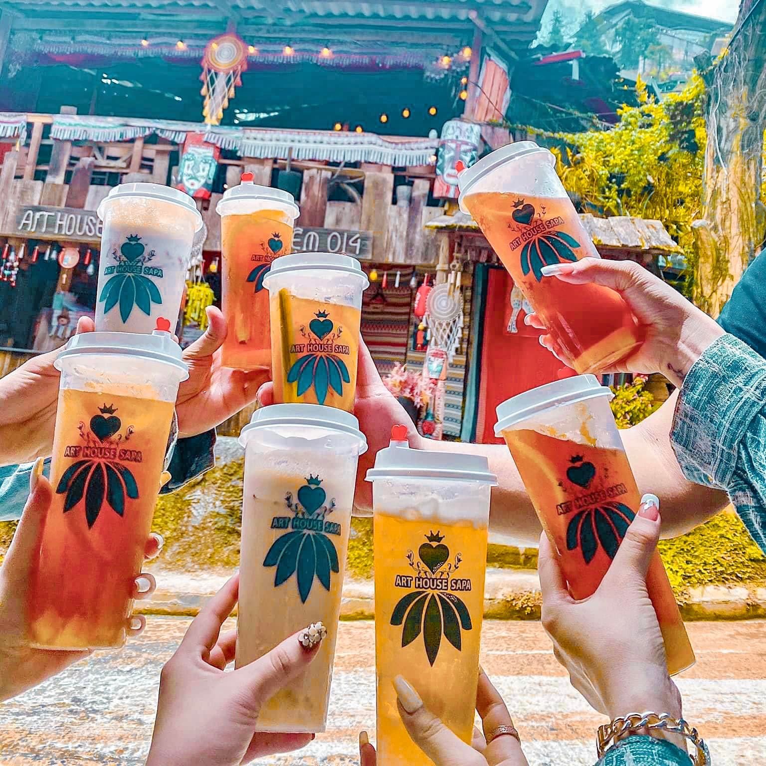 Thưởng thức cốc trà sữa biểu tượng của Art House Sapa.