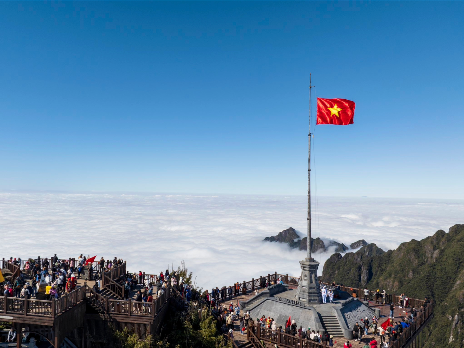 Khung cảnh hùng vĩ trên đỉnh Fansipan.