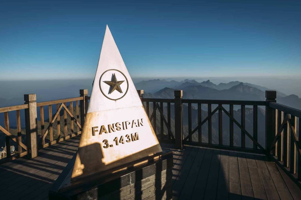Đỉnh núi Fansipan huyền thoại.