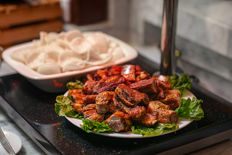 Món ăn sáng hấp dẫn trên quầy line buffet sáng của khách sạn.