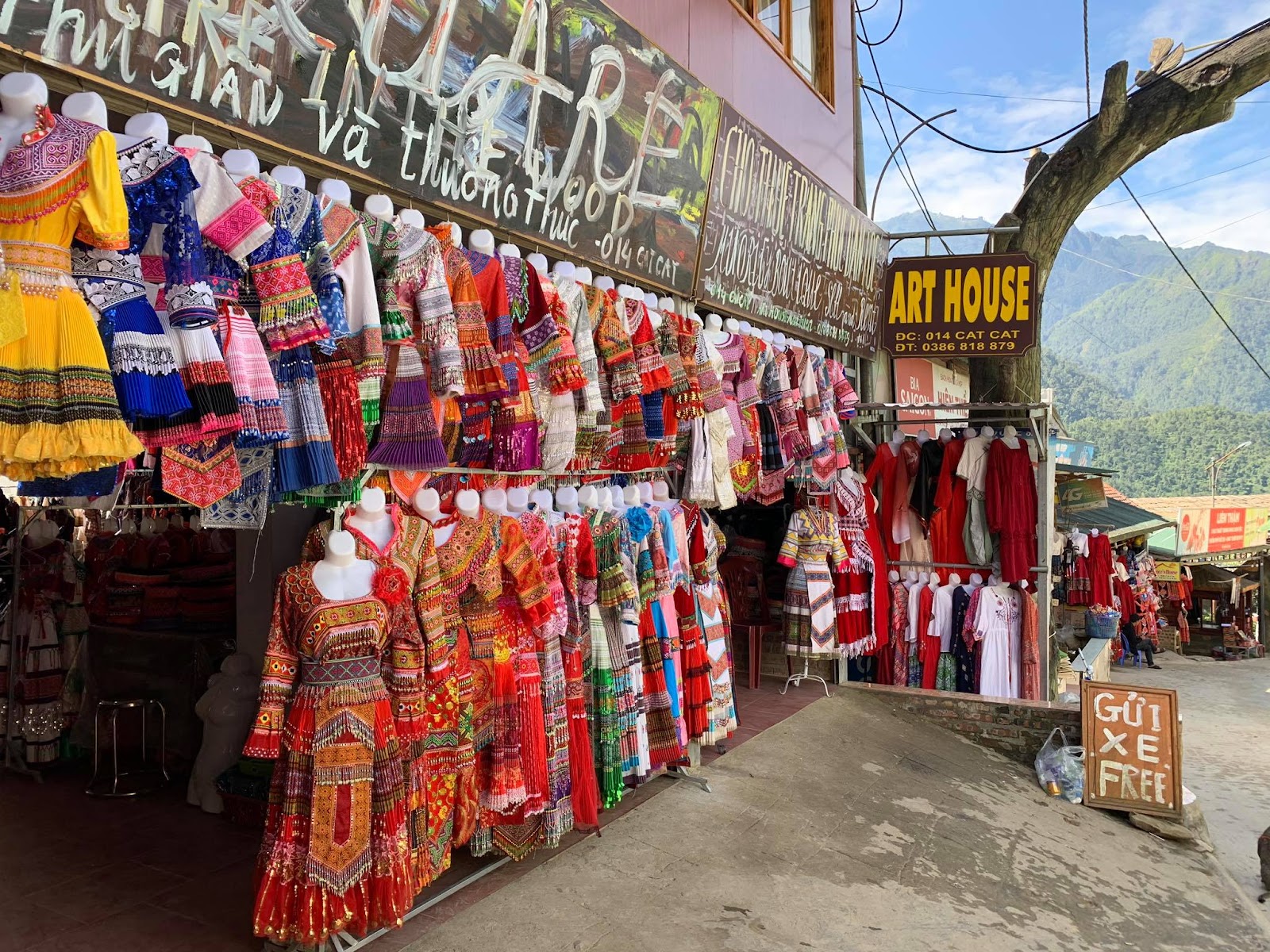 Những trang phục dân tộc truyền thống rực rỡ màu sắc.