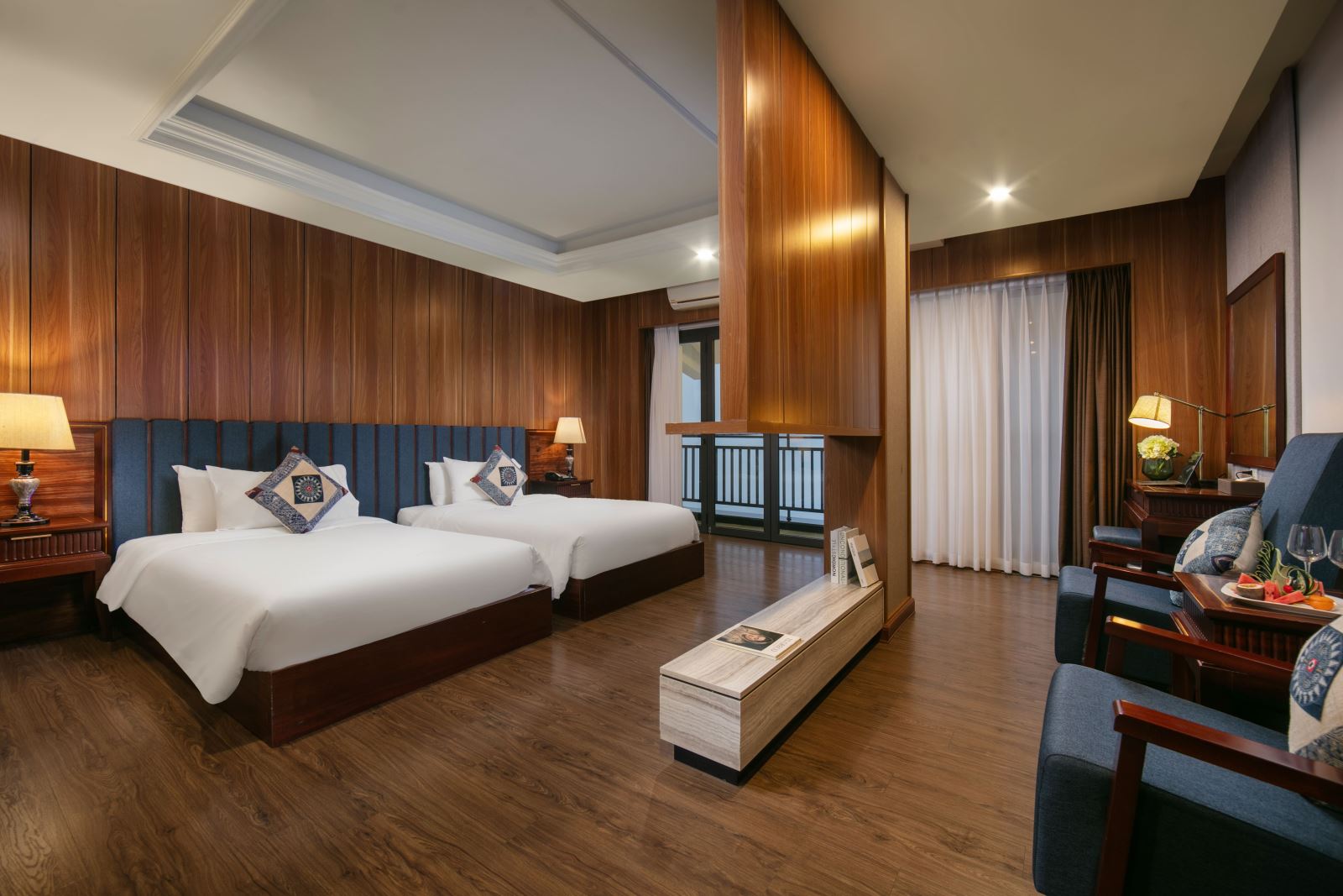 Màu sắc chủ đạo của khách sạn là màu nâu và trắng.