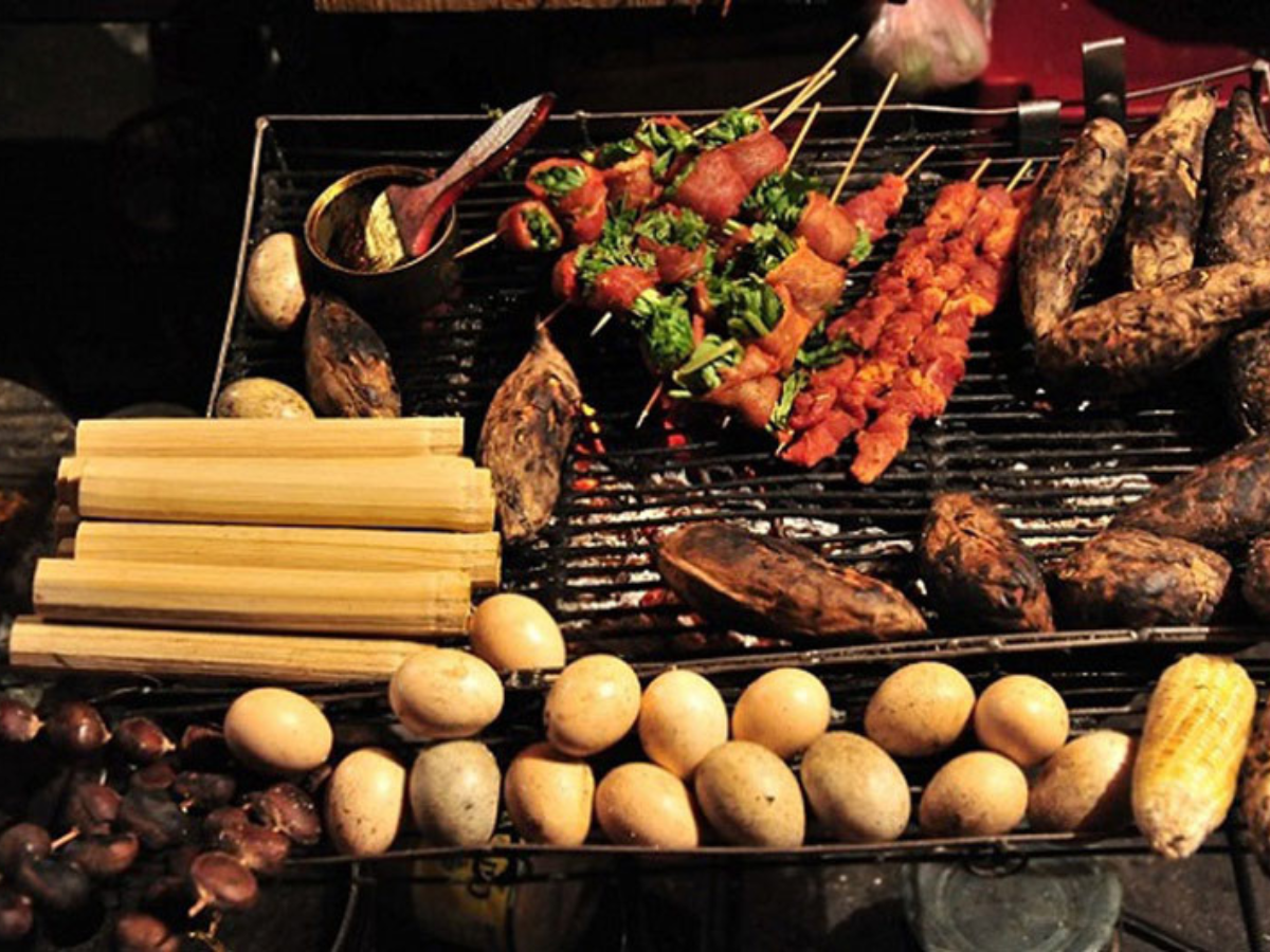 Ẩm thực tại chợ tình vô cùng hấp dẫn.