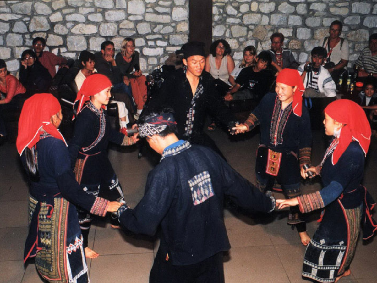 Tận hưởng niềm vui trọn vẹn với những trò chơi dân gian truyền thống.