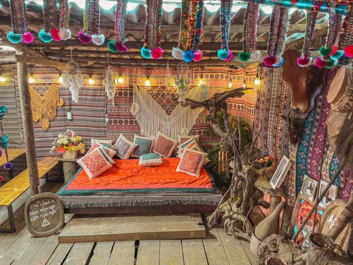 Không gian rực rỡ sắc màu của những tấm vải thổ cẩm.