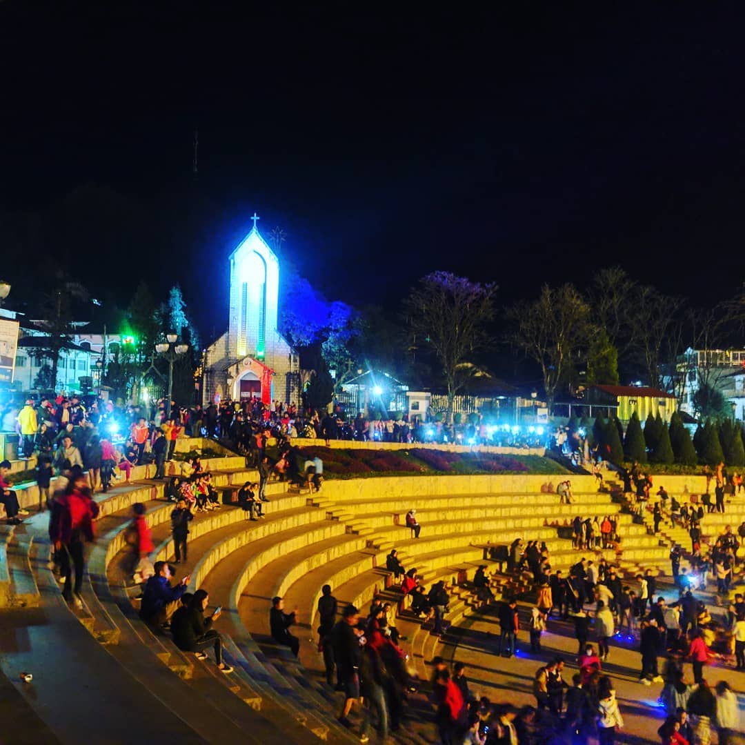 Sa Pa mùa cao điểm có lượng khách du lịch rất lớn.