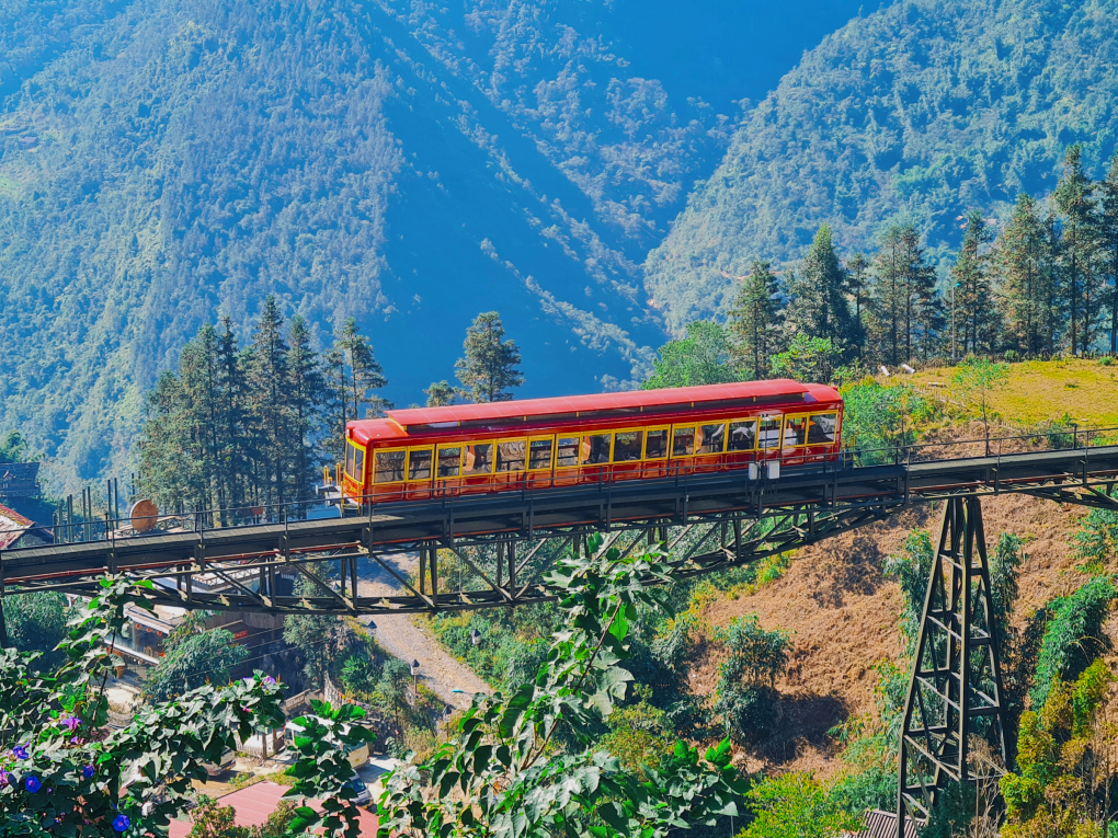 Tàu hỏa leo núi Mường Hoa.