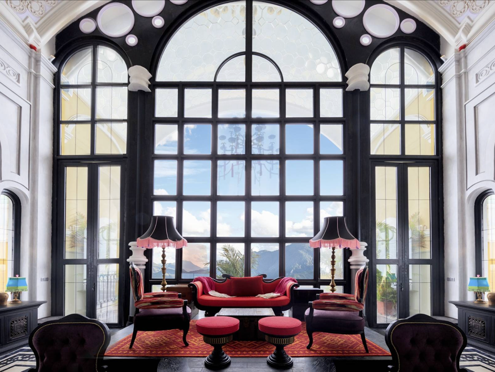 Quán cà phê Absinthe với không gian được bài trí theo phong cách Pháp vô cùng độc đáo.