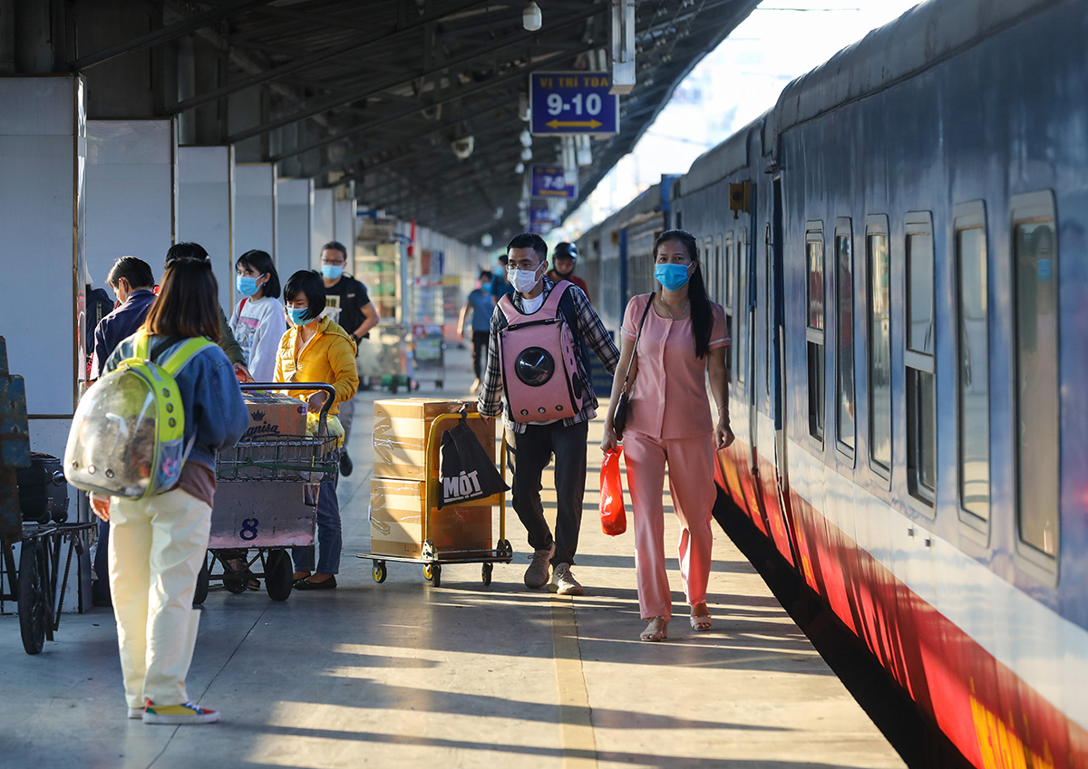 Di chuyển bằng tàu hỏa đến Sa Pa là trải nghiệm độc đáo.