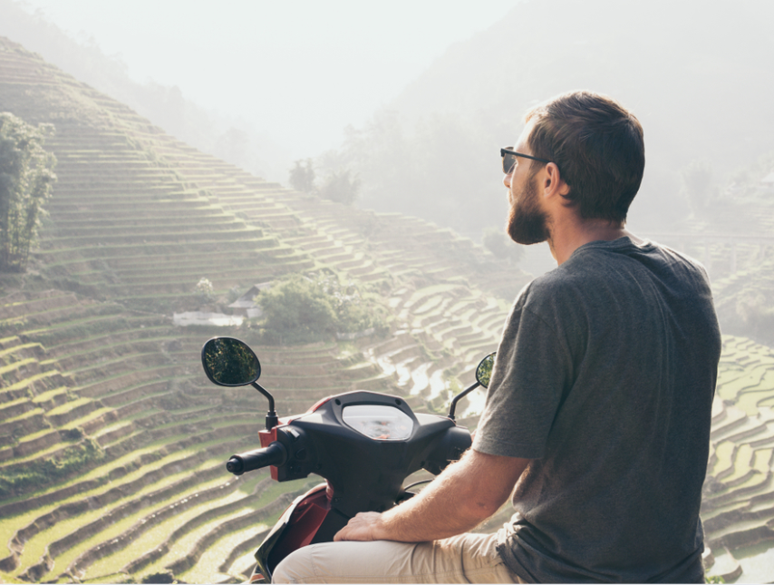 Du khách lựa chọn phượt Sa Pa để thoải mái ngắm ruộng bậc thang trên đường đi.