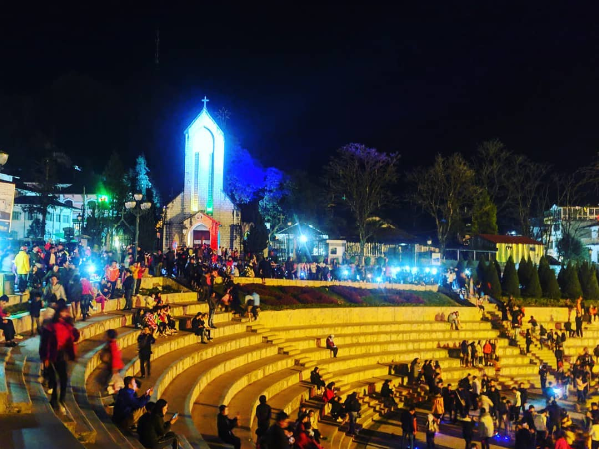 Chợ tình được tổ chức ngay trung tâm thị xã Sa Pa.