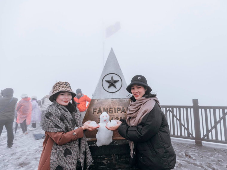 Nhiều du khách được chạm tay vào những bông tuyết tại đỉnh Fansipan.