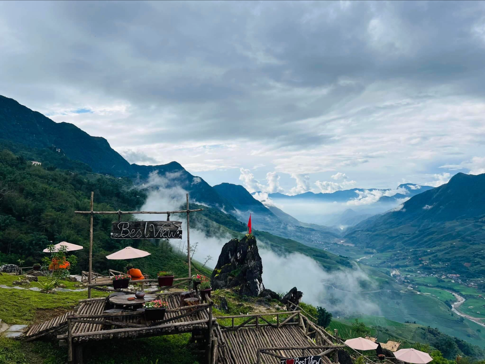 Quán cà phê bên cạnh phong cảnh thiên nhiên hùng vĩ tại Sa Pa.
