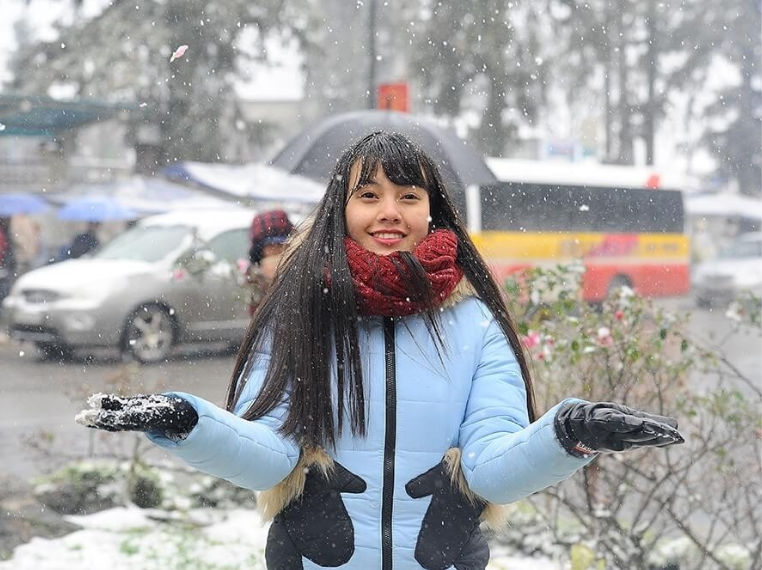 Mặc quần áo đủ ấm tạo cảm giác thoải mái cho du khách để tận hưởng trọn vẹn mùa đông Sa Pa.