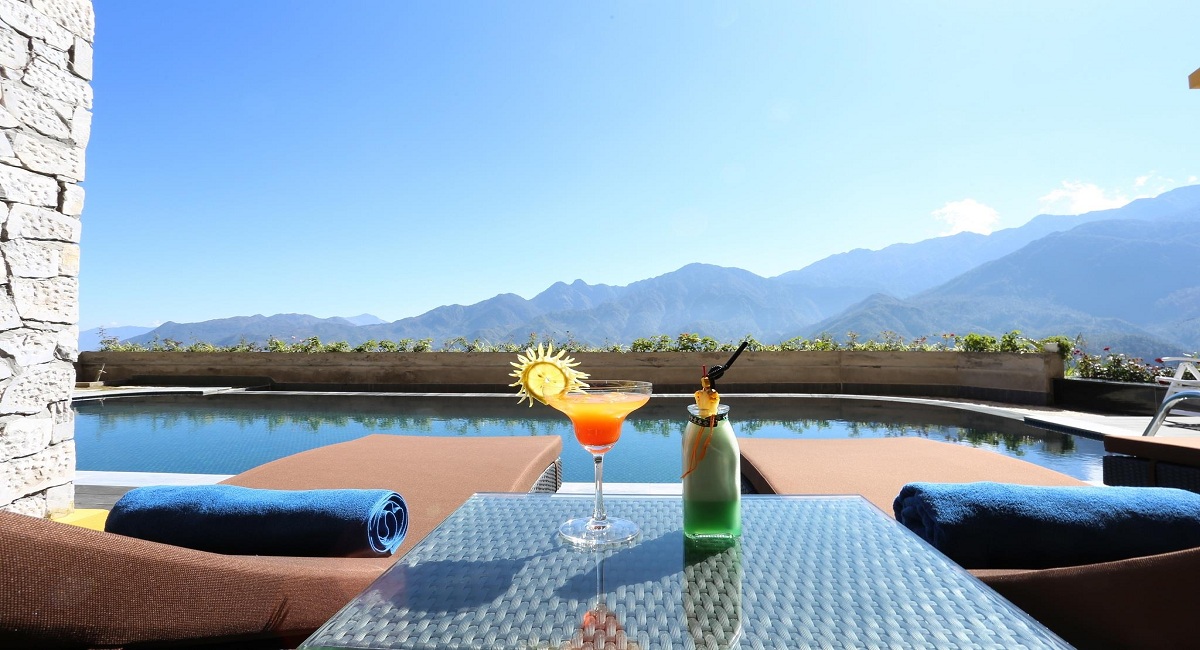 Hồ bơi của khách sạn có view “triệu đô”.