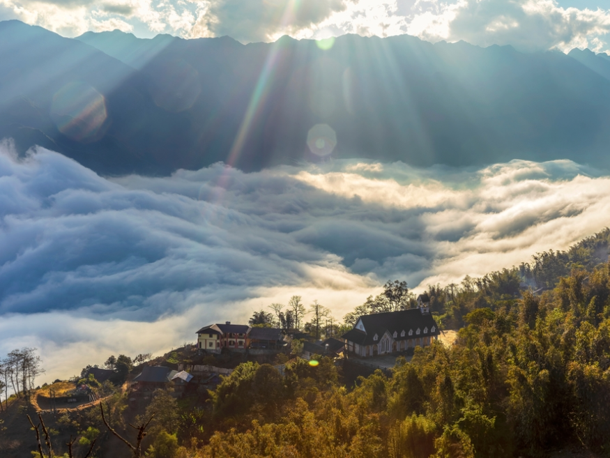 Sa Pa có nét khí hậu đặc trưng của miền ôn đới pha lẫn cận nhiệt đới ẩm.