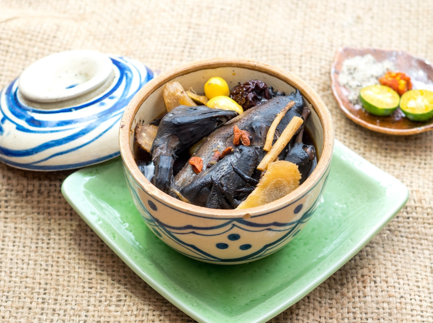 Gà đen Sa Pa có kích thước nhỏ nhưng thịt rất chắc và thơm.