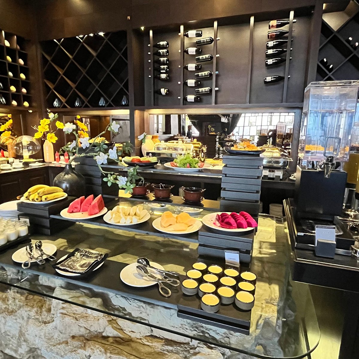 Quầy line ẩm thực đa dạng, sang trọng phục vụ khách lưu trú.