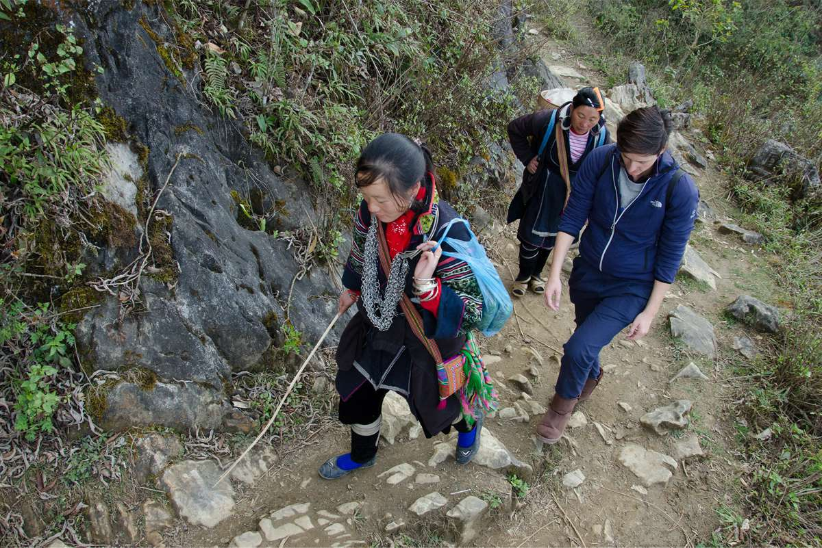 Du khách có thể thuê porter địa phương để hỗ trợ trên con đường trekking.