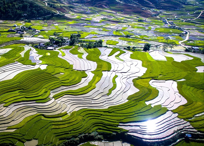 Mùa nước đổ Sa Pa tạo nên khung cảnh hùng vĩ.