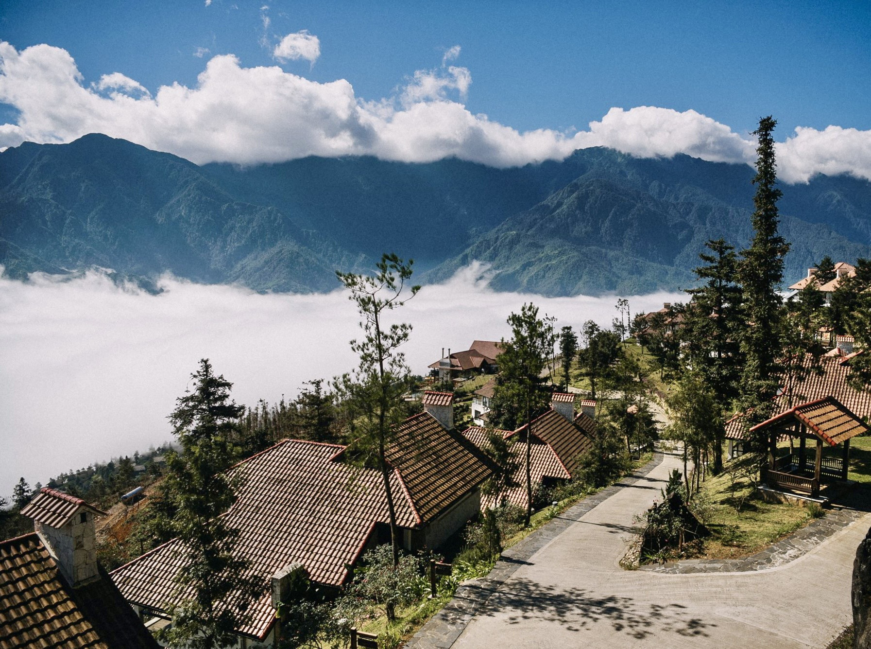 Khu nghỉ dưỡng giữa biển mây Ville de Mont Mountain Resort.