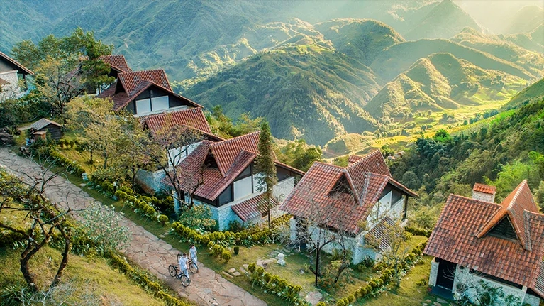 Khu nghỉ dưỡng Jade Hill Sa Pa với những căn bungalow nhỏ xinh trên triền núi đá.