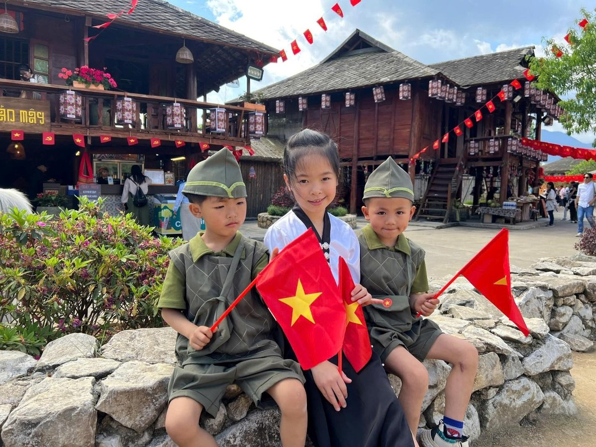 Trẻ em có cơ hội quan sát đời sống sinh hoạt của đồng bào vùng cao tại Bản Mây.