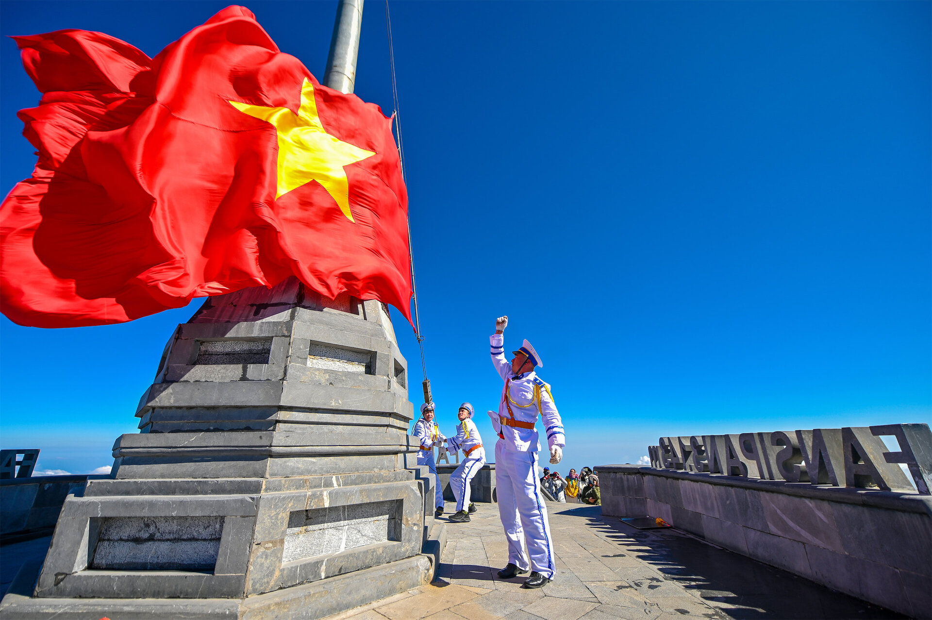 Trải nghiệm lễ thượng cờ thiêng liêng vào dịp lễ 2/9 tại đỉnh Fansipan.