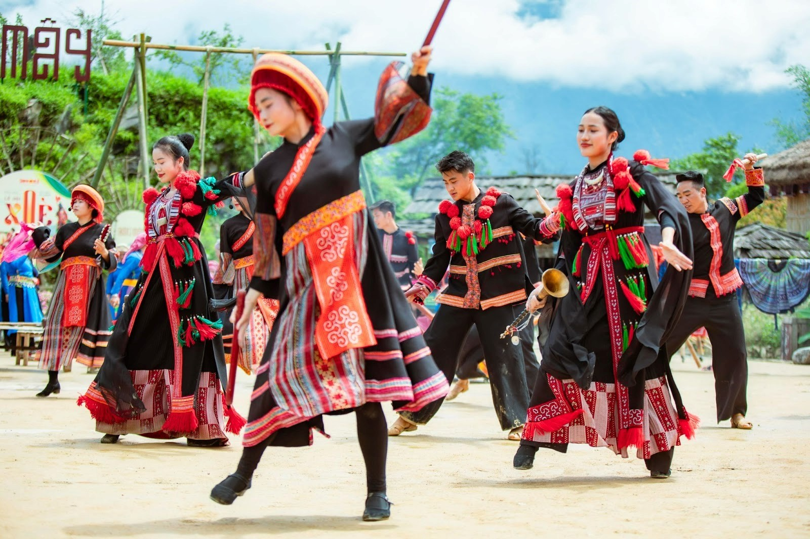 Hoà mình vào không khí lễ hội đầu năm mới tại Bản Mây.