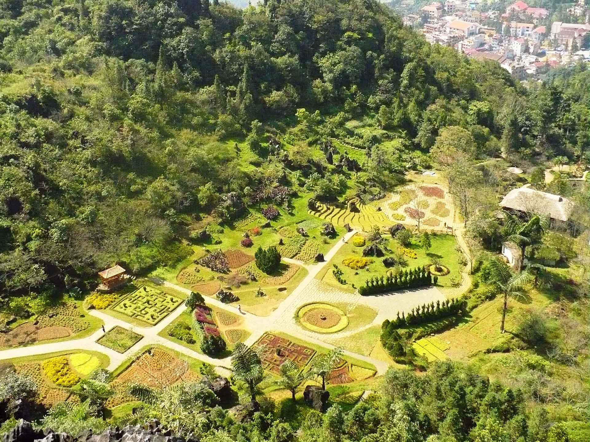 Núi Hàm Rồng với vị trí ngay trung tâm Sa Pa là điểm đến được nhiều du khách ghé thăm
