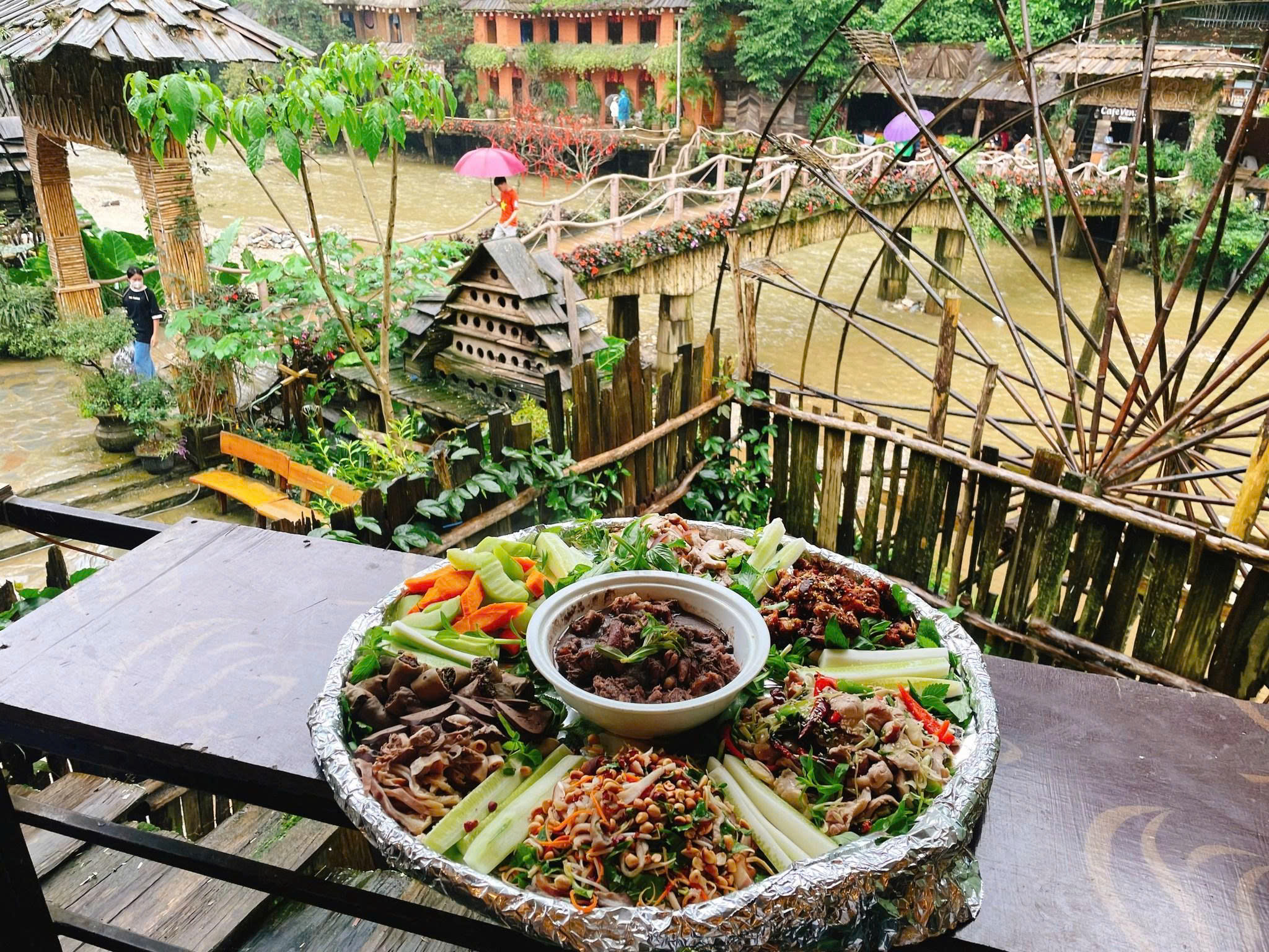 Du khách thoả thích thưởng thức các món ăn ngon ở bản Cát Cát