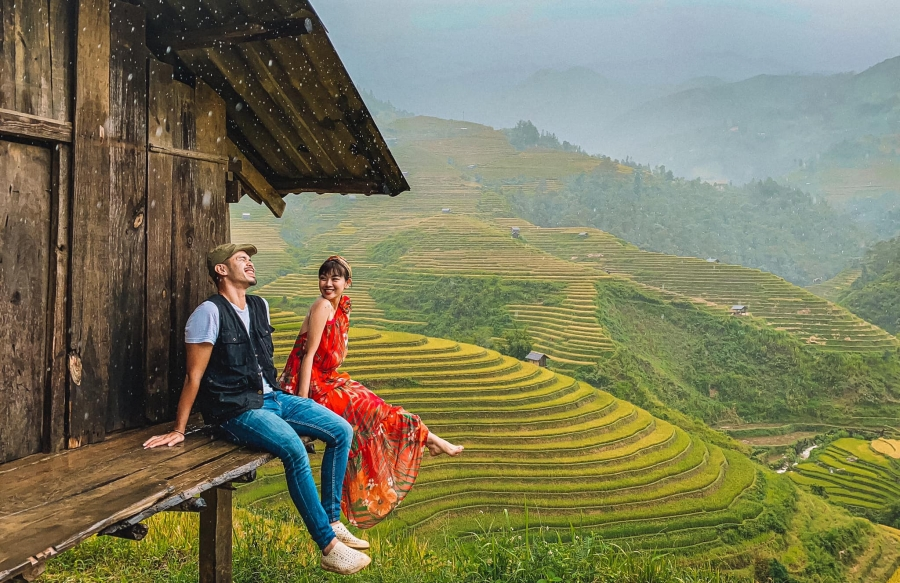 Du khách thích thú check in tại ruộng bậc thang 