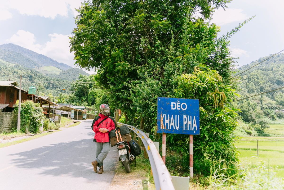 Du khách trải nghiệm cung đường đèo Khau Phạ