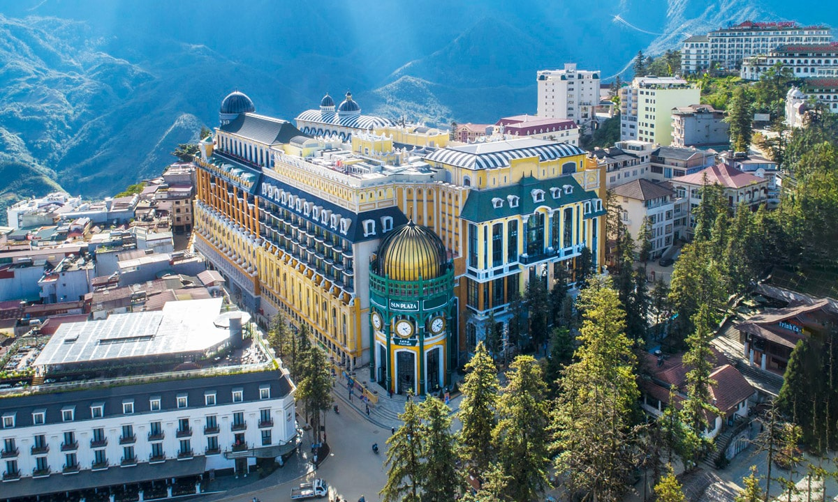 Hotel de la Coupole nằm ngay liền trung tâm Sun Plaza rất thuận tiện để trải nghiệm Fansipan