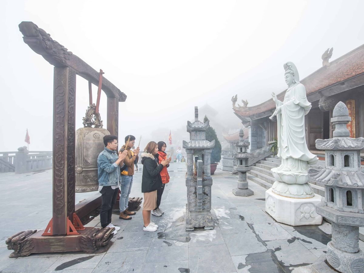 Du khách dâng hương tại Bích Vân Thiền Tự