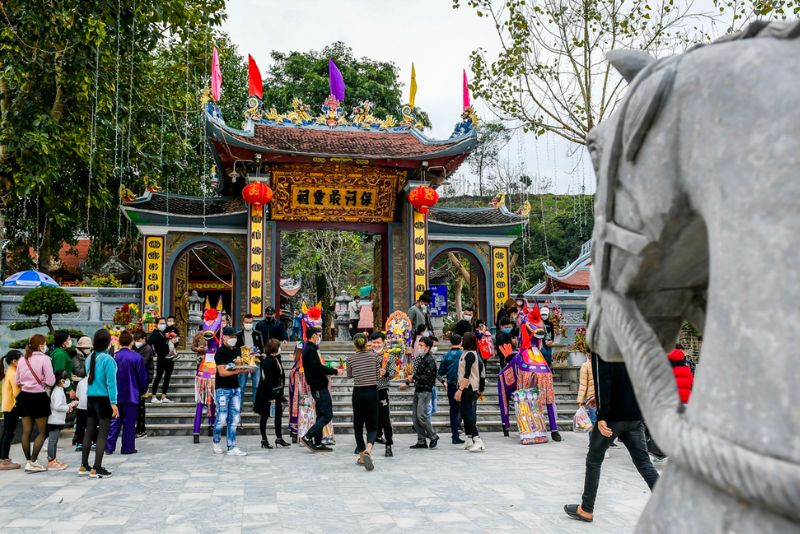 Mùa xuân là thời điểm du khách ghé đền ông Hoàng Bảy nhiều nhất trong năm