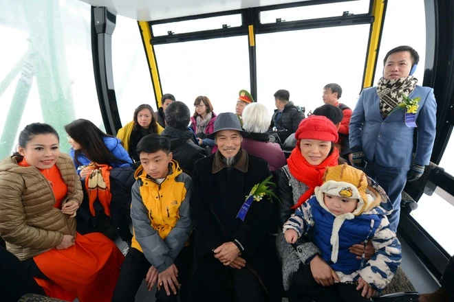 Cụ ông thích thú trải nghiệm cáp treo Fansipan xuyên qua biển mây