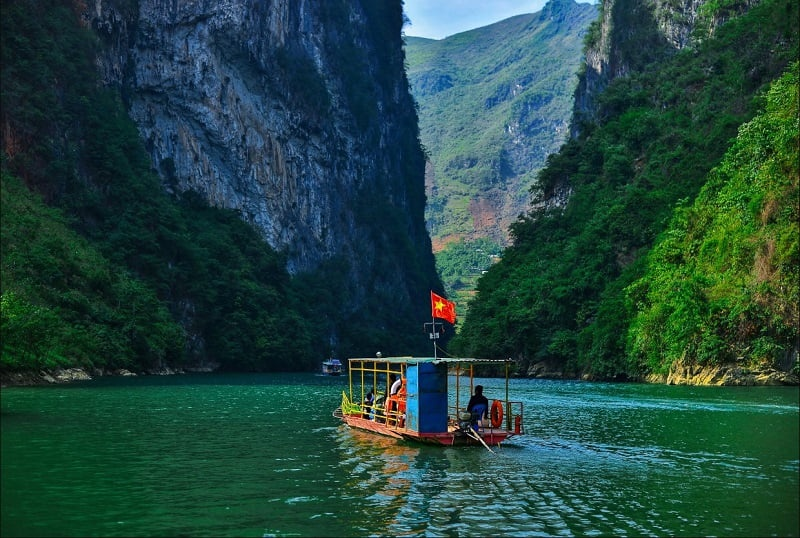 Khung cảnh núi non và sông nước hùng vĩ tại Hà Giang