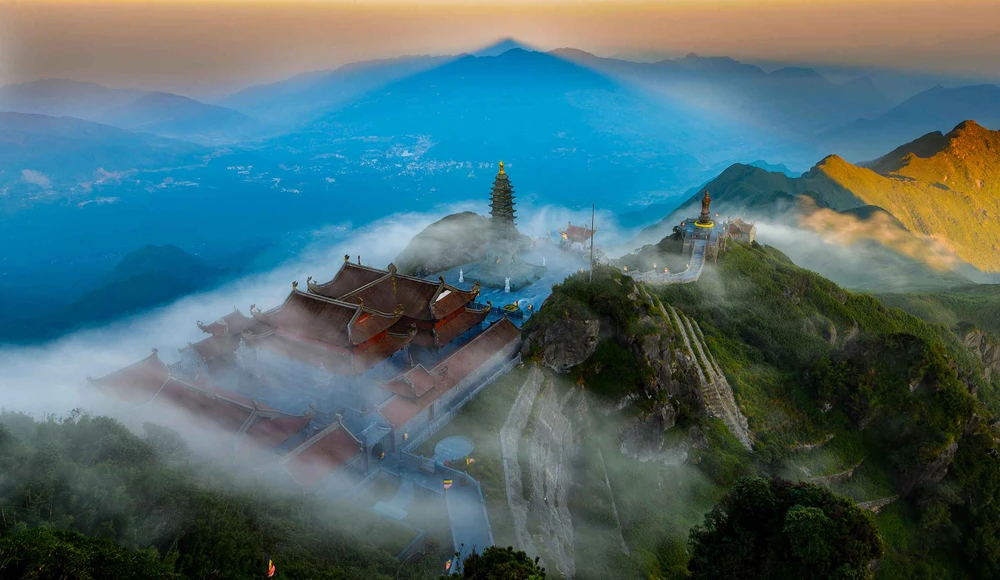 Quần thể tâm linh ẩn hiện dưới làn sương mờ trên đỉnh Fansipan