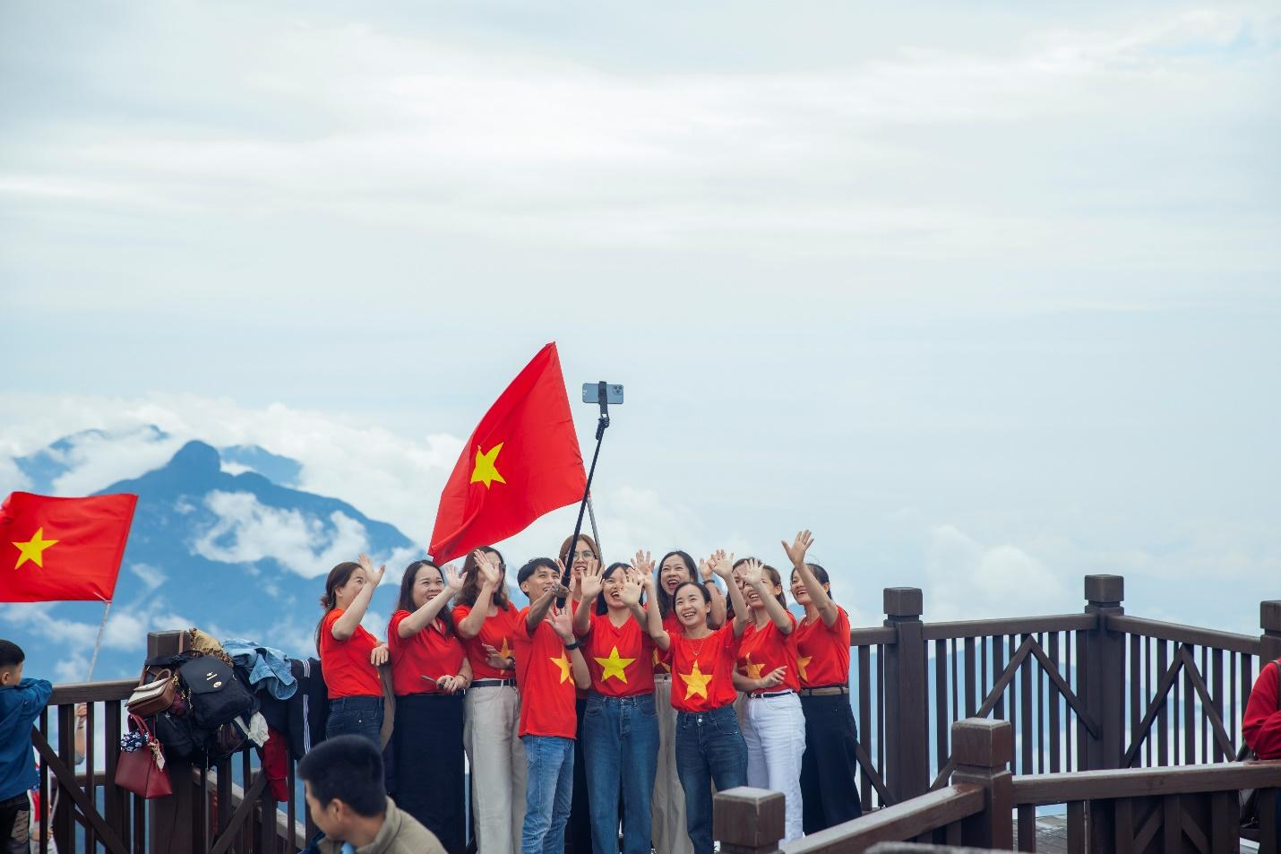 Du khách có thể chinh phục đỉnh Fansipan dễ dàng nhờ hệ thống cáp treo hiện đại