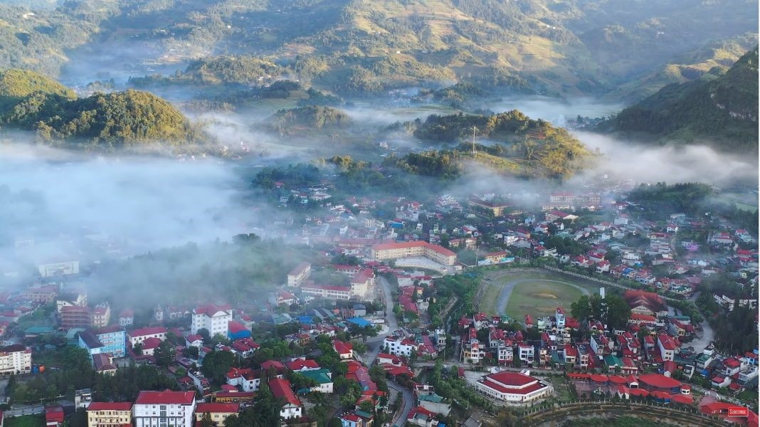 Toàn cảnh Bắc Hà ẩn hiện dưới làn sương mờ