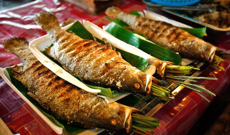 Cá suối nướng chắc thịt và được tẩm ướp hương vị đặc trưng của vùng núi Tây Bắc